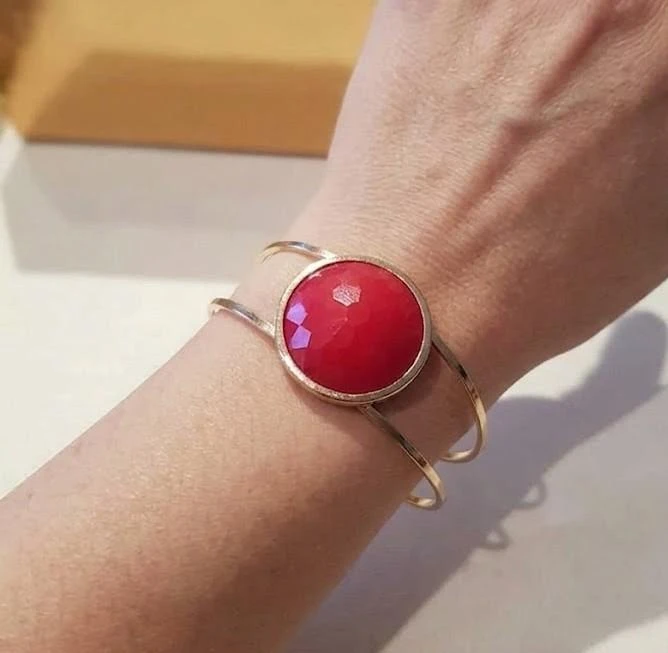 Bracelet pierre rouge neuf